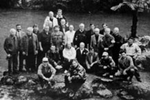 Участники семинара-совещания Ассоциации заповедников и национальных парков Северного Кавказа (июнь 2001 г.) в Рицинском национальном парке (республика Абхазия) во время экскурсии