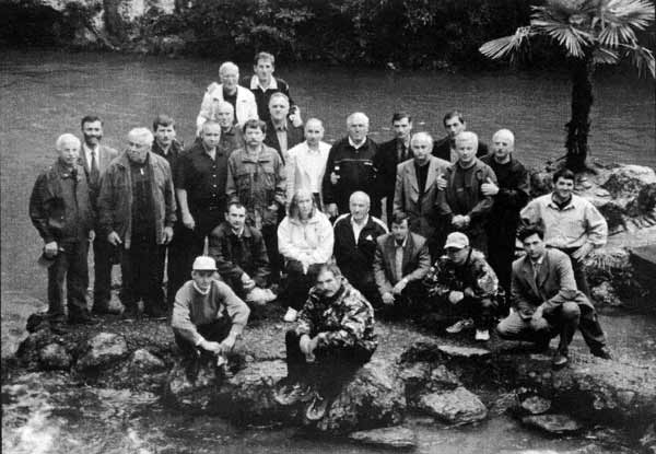 Участники семинара-совещания Ассоциации заповедников и национальных парков Северного Кавказа (июнь 2001 г.) в Рицинском 
национальном парке (республика Абхазия) во время экскурсии 